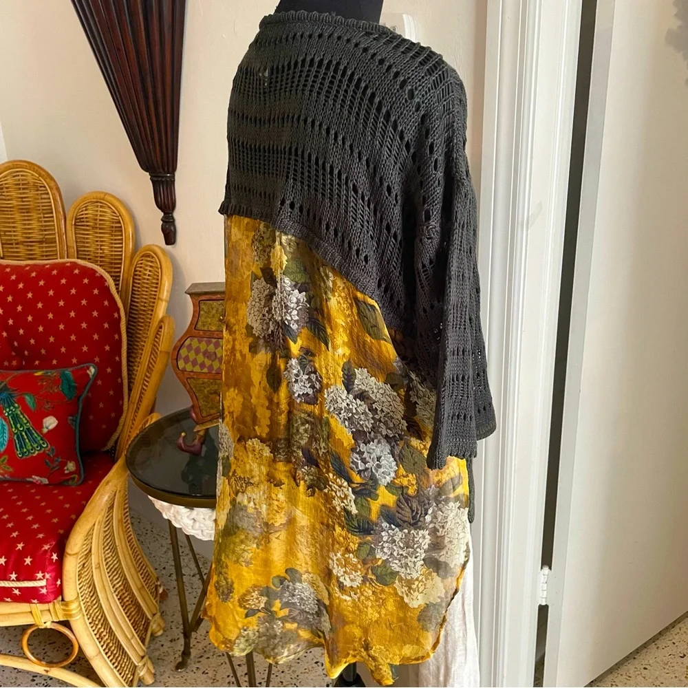 ARATTA Anthropologie Green Top with Gold Print Long Back! NEW! Oversized. Medium